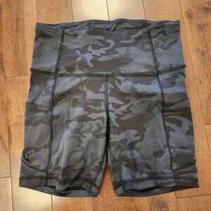 Lululemon women's camo shorts in size 6